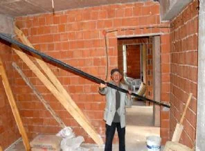 Telefon hattının üstüne ev yaptı