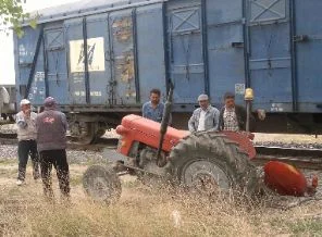 Trenle çarpışan traktör ikiye ayrıldı