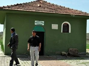 Türbeye haciz geldi