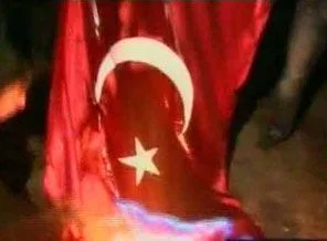 Türk bayrağına çirkin saldırı