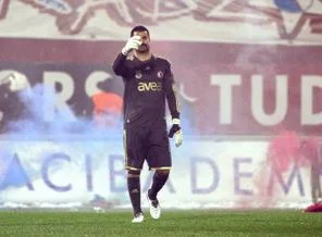 Volkan'a bıçak fırlattılar