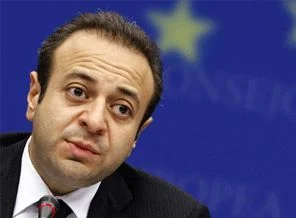 Yıllarca millete tiyatro oynadılar