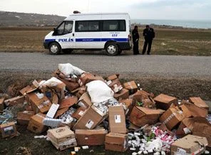Yol kenarında 100 koli ilaç bulundu