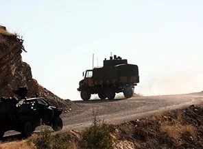 Yol kesen PKK'lılarla çatışma