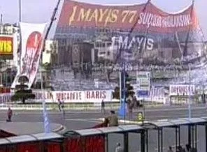 1 Mayıs, durakların camlarını söktürdü