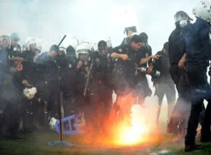 14 bin 500 Fenerli polise saldırdı