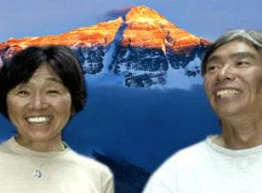 73 yaşında Everest'e tırmandı
