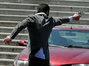 Adliye önünde silahlı çatışma