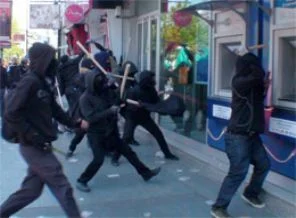 'Anarşist'ler Mecidiyeköy'ü yıkıp dağıttı