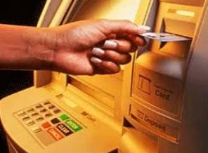 ATM'ye dokunan yanıyor