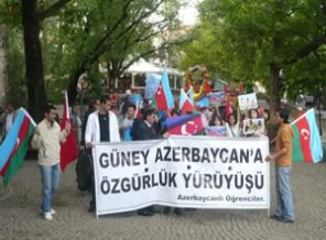 Azeriler İran'ı protesto etti