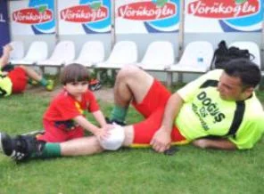 Babası sakatlanınca sahaya girdi