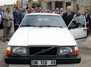 Bahçeli klasik otomobil sevgisi