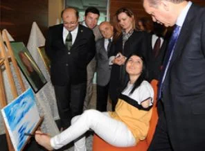 Başbakan, Ayşe'yi hayranlıkla izledi