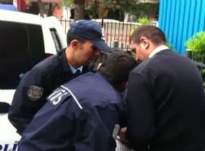 Başhekim yardımcısına ekmek bıçağıyla saldırdı
