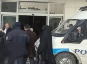 Başörtülü kızının hakkını arayan anneye ceza
