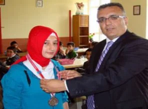 Başörtülü öğrencinin ödülü sınıfta verildi