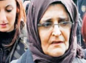 Behçet Oktay'ın oğlu annesini dövdü