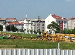 Beylikdüzü'nde vinç devrildi: 1 ölü, 4 yaralı