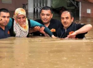 Boğazlarına kadar suya gömüldüler