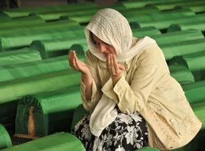 Boşnaklar Srebrenitsa'da yine yalnız bırakıldı