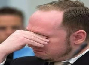 Breivik'e ayakkabı fırlattılar