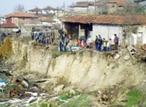 Bu köy 20 yıldır heyelanla yaşıyor