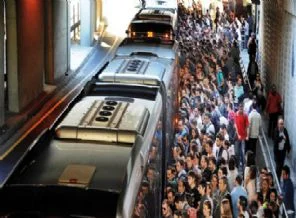 Büyüklere saygısız metrobüs nesli!