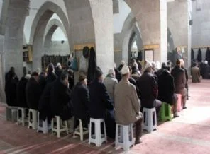 Camilerde tabure tartışması