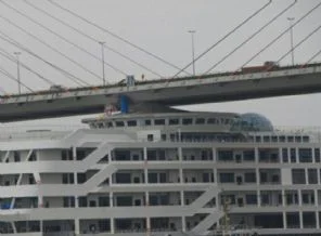 Daha ilk seferinde köprüye bindirdi