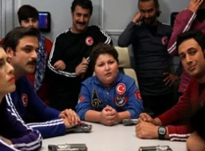 Diziyi yönetmeni de saçma buldu
