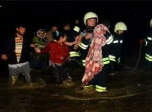 Edirne'de dere taştı, 30 kişi botlarla kurtarıldı