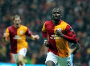 Emmanuel Eboue şov yaptı
