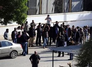 Eski muhalifler başbakanlığa saldırdı: 2 ölü