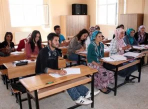 Eşlerine kavuşmak için dil öğreniyorlar