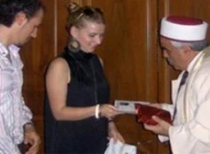 Ezan sesinden etkilenip Müslüman oldu