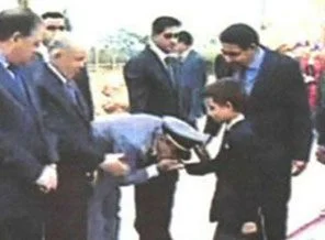 Fas'ta veliahtın elini öpme krizi.