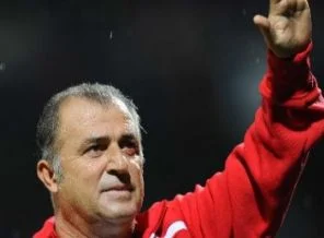 Futbolcularını tebrik etti
