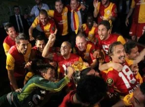 G.Saray'a, Arena'da muhteşem kutlama
