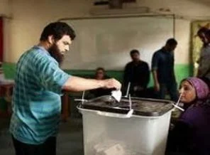 Gelinliğiyle sandık başına koştu