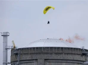Greenpeace'den paraşütlü 'nükleer' eylem