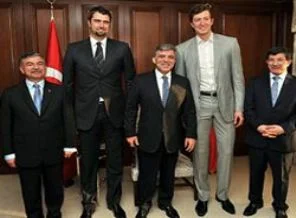 Gül, NBA yıldızlarıyla fotoğraf çektirdi