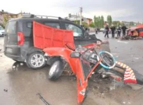 İkiye bölünen otomobilden sağ çıktı