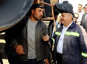 İş kıyafeti giyerek kaynak yaptı