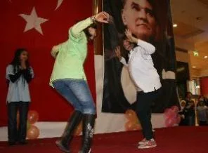 İşitme engelliler kolbastı oynadı