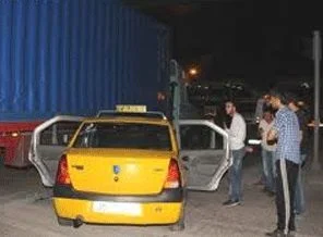 İzmir'de taksi Tır'ın altına girdi