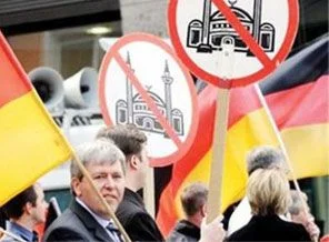 Karikatürleri protesto edince tutuklandılar
