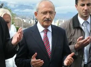 Kılıçdaroğlu, Deniz Gezmiş'in mezarını ziyaret etti