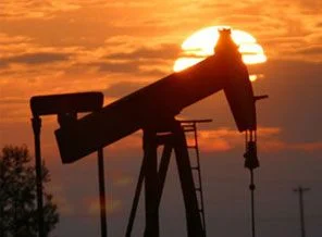 Köydeki sondajda petrol fışkırdı