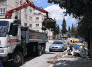 Lefkoşa'da 150 kamyon çöp toplandı